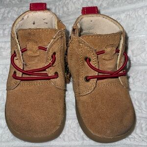 Used boy UGGs 4/5